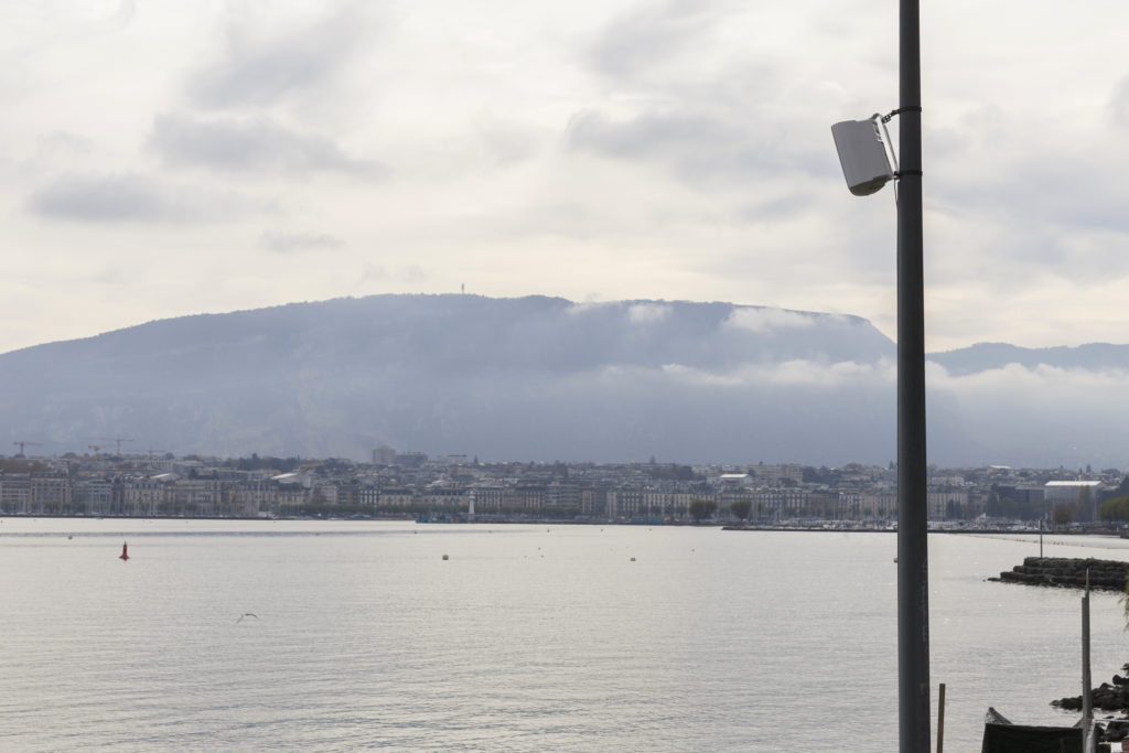 A series of personal questions addressed to Lac Léman, installation sonore de James Webb, Parc de la Perle du Lac (Ski nautique club), Genève, le 31 octobre 2025.